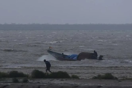 Hàng trăm nghìn người dân Ấn Độ phải sơ tán khẩn cấp trước khi bão Dana đổ bộ