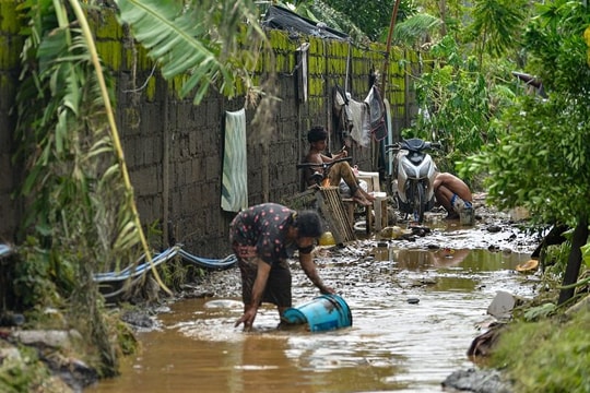 Bão Trà Mi nâng số người thiệt mạng tại Philippines lên gần 100, hàng chục người mất tích