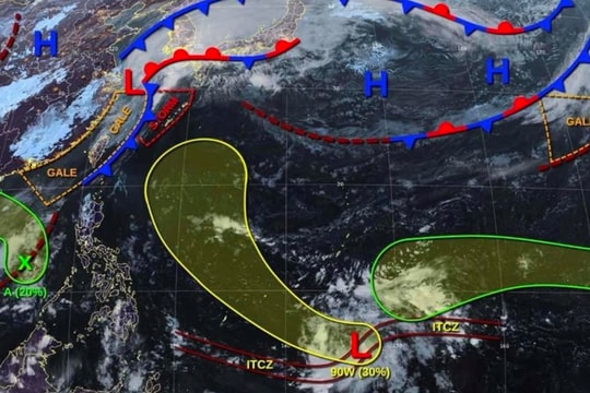 Biển Đông xuất hiện áp thấp nguy cơ thành bão, miền Trung đối mặt mưa lớn kéo dài 