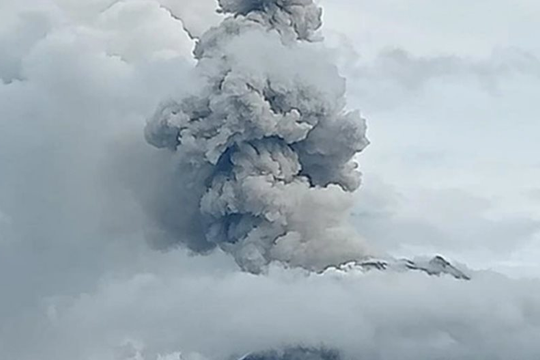 Indonesia: Hàng nghìn người phải sơ tán do núi lửa Lewotobi Laki-laki phun trào