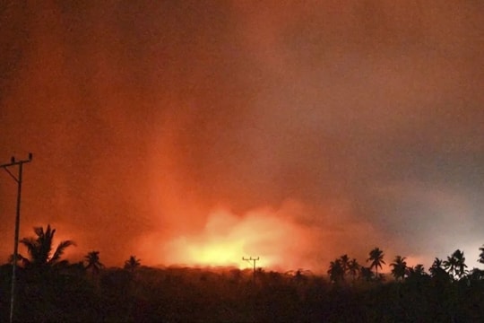 Indonesia khuyến cáo người dân khu vực núi lửa Lewotobi Laki-Laki đi nơi khác sống 