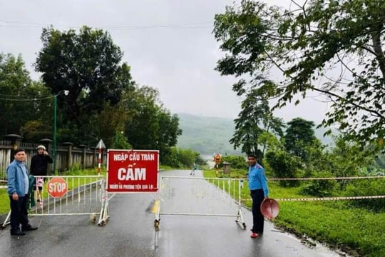 Quảng Ngãi: Mưa lớn gây sạt lở, chia cắt nhiều tuyến đường