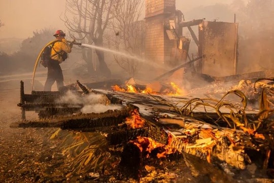 California: Cháy rừng kinh hoàng, hơn 10.000 người phải sơ tán khẩn