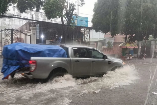 Bình Dương: Mưa lớn gây ngập úng nhiều khu vực ở thành phố Thủ Dầu Một