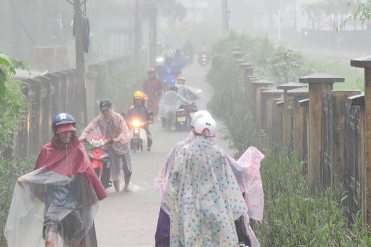 Thừa Thiên Huế đón mưa lớn cục bộ, các địa phương chủ động ứng phó