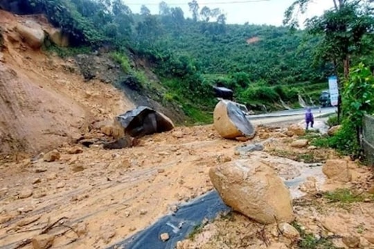 Mưa lớn kéo dài, cảnh báo nguy cơ lũ quét, sạt lở tại Trung Bộ