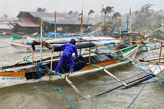 “Bão chồng bão” dồn dập đổ bộ, Philippines thiệt hại nặng nề