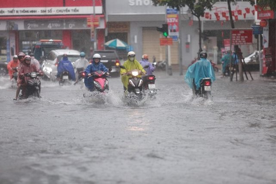 Mưa lớn dồn dập trút xuống miền Trung, nhiều nơi vượt 300mm