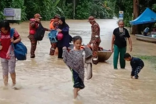 Malaysia hứng lũ lụt tồi tệ nhất trong 1 thập kỷ, 80.000 người sơ tán