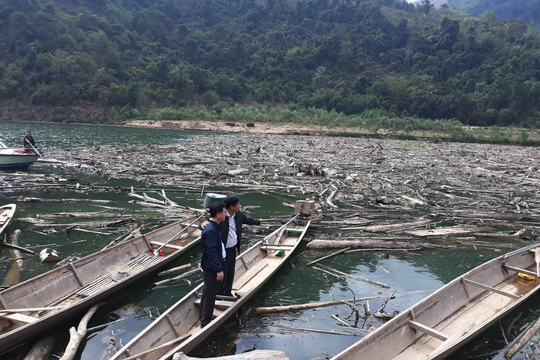 Nghệ An: Thu gom, xử lý hàng nghìn m3 rác ứ đọng tại lòng hồ thủy điện Bản Vẽ