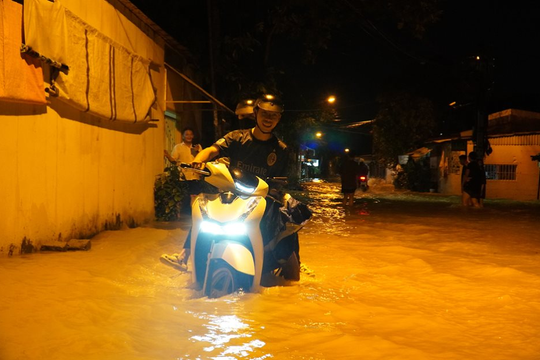 Khánh Hòa: Lũ đổ về thành phố Nha Trang trong đêm, nhiều vùng trũng thấp ngập nặng