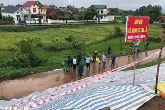 Sạt lở đê hữu Đà, hữu Hồng ở Ba Vì, Hà Nội công bố tình huống khẩn cấp