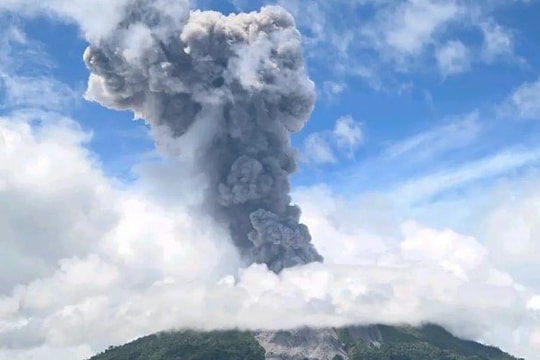 Núi lửa Ibu phun trào, Indonesia nâng cảnh báo lên mức cao nhất