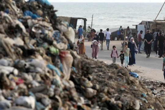 Rác thải tràn ngập đường phố, ô nhiễm môi trường ở Gaza ngày càng nghiêm trọng