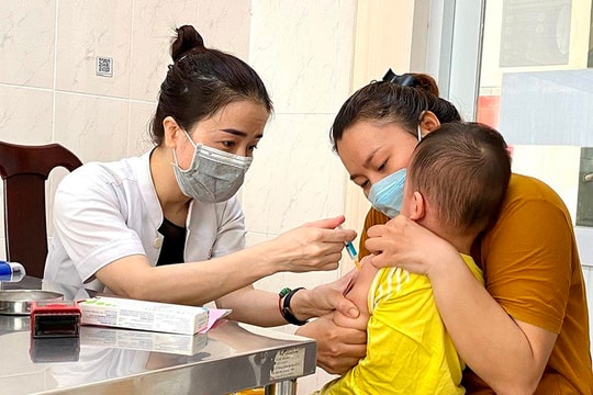 Hà Nội: Số ca mắc sởi tiếp tục gia tăng trong thời tiết mưa phùn, nồm ẩm