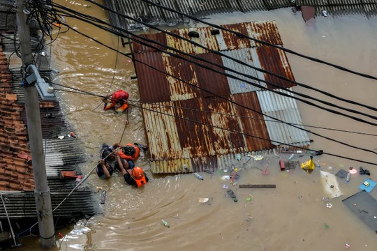 Indonesia: Mưa lớn làm tê liệt nhiều khu vực, hàng nghìn người phải đi sơ tán