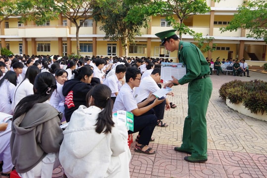 Tuyên truyền Luật Biên phòng Việt Nam cho giáo viên và học sinh Trường THPT Bưng Riềng