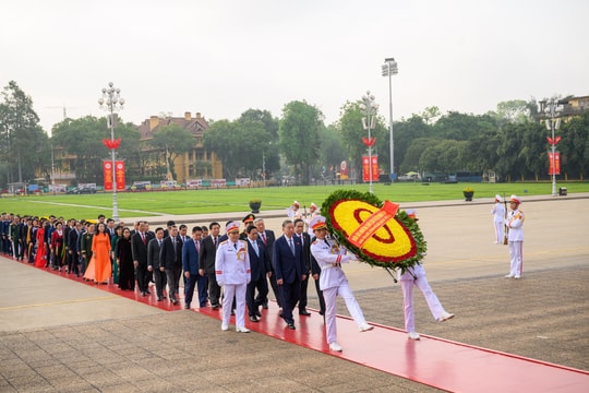 Lãnh đạo Đảng, Nhà nước và các đại biểu Quốc hội vào Lăng viếng Chủ tịch Hồ Chí Minh