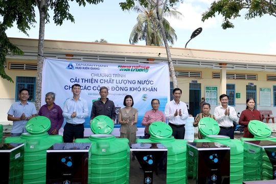 Tân Á Đại Thành tiếp sức người dân miền Tây vượt hạn mặn