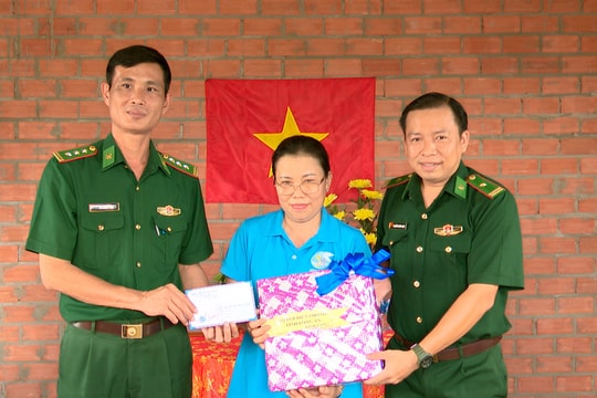Bộ đội Biên phòng Long An bàn giao nhà đại đoàn kết