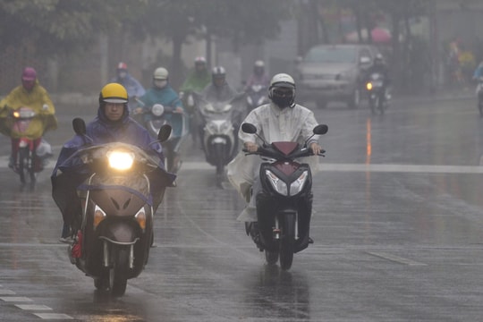 Thời tiết tháng 5 bất thường: Mưa lạnh kéo dài xen kẽ nắng nóng cực đoan