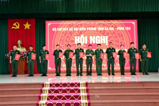 Trao quyết định nâng lương, thăng quân hàm Quân nhân chuyên nghiệp năm 2025