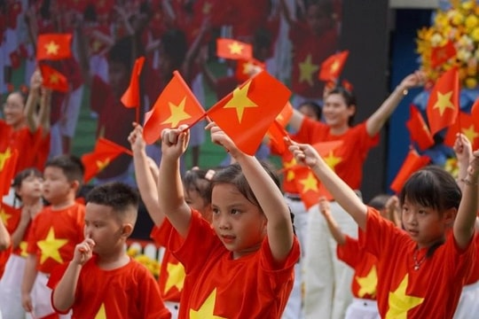 Bộ Chính trị yêu cầu nghiên cứu ban hành các chính sách hỗ trợ cho phụ nữ sinh đủ hai con trước 35 tuổi