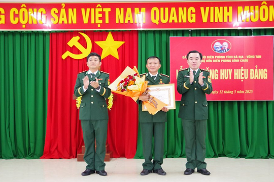 Bà Rịa – Vũng Tàu: Trao tặng Huy hiệu 30 năm tuổi Đảng đợt 19/5/2025