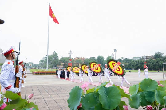 Lãnh đạo Đảng, Nhà nước vào Lăng viếng Chủ tịch Hồ Chí Minh nhân kỷ niệm 135 năm Ngày sinh của Người