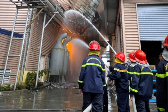 Cháy lớn tại nhà xưởng 4 tầng ở Vĩnh Phúc, 3 công nhân bị bỏng