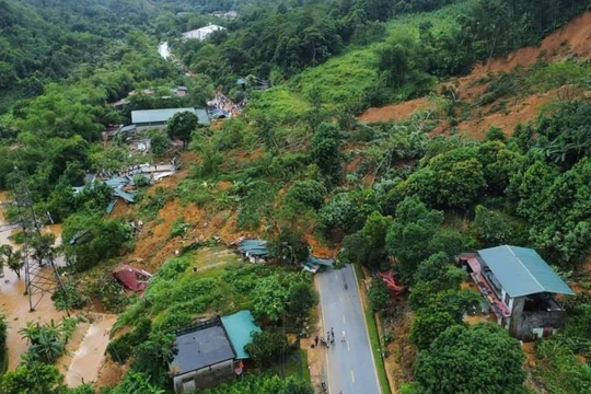 Hà Giang: Mưa lớn làm sạt nguyên quả đồi, chia cắt quốc lộ
