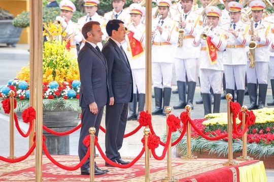 Chủ tịch nước Lương Cường chủ trì lễ đón Tổng thống Pháp Emmanuel Macron