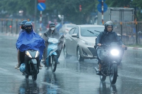 Trung Bộ tiếp tục có mưa lớn, Bắc Bộ nắng nóng nhẹ, biển động mạnh
