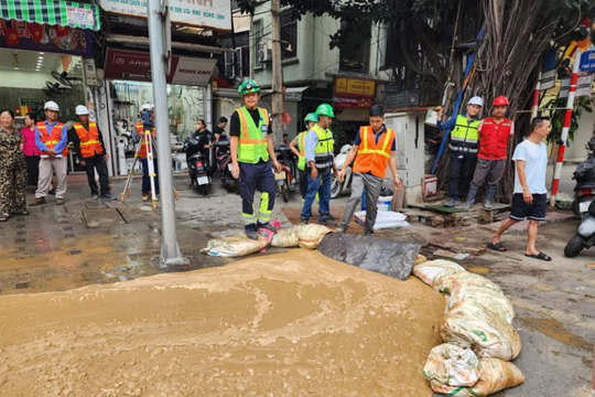 Bùn hầm ngầm metro Nhổn bất ngờ trào lênh láng phố Cát Linh