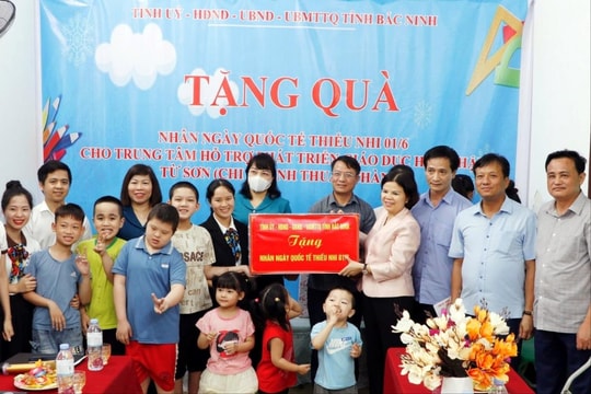 Các đồng chí lãnh đạo tỉnh Bắc Ninh thăm, tặng quà nhân ngày Quốc tế Thiếu nhi 1/6