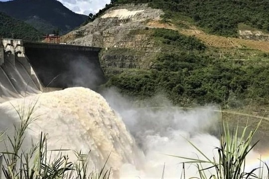 Hàng loạt hồ chứa thủy điện ở Nghệ An xả lũ