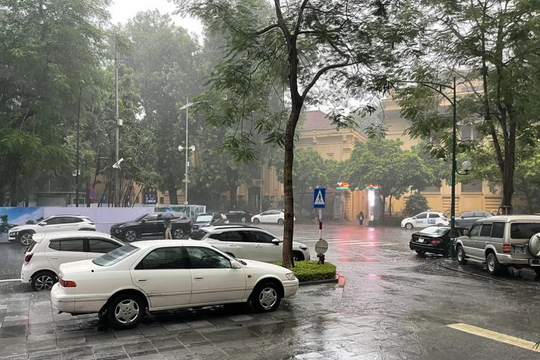 Dự báo thời tiết Hà Nội ngày 4/6/2025: Trời gió nhẹ, có lúc mưa rào và dông