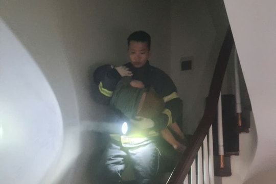 Cháy nhà trong đêm ở Thái Hà, 7 người được cứu kịp thời