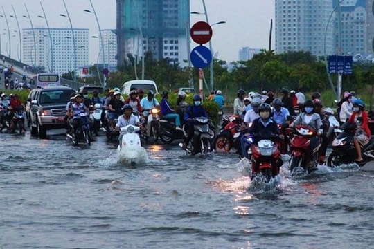 TP.HCM tăng cường kiểm tra, đảm bảo an toàn giao thông mùa mưa bão