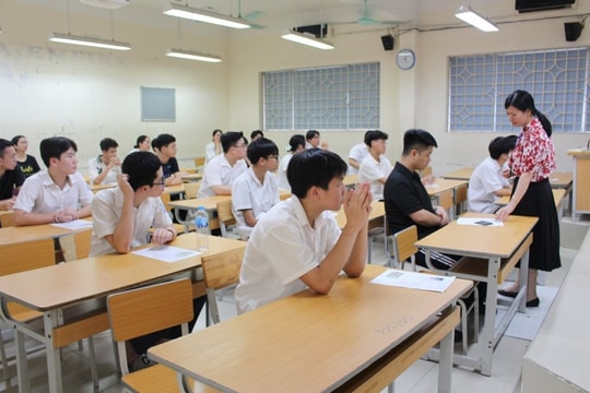 Gần 103.000 thí sinh Hà Nội bước vào môn thi đầu tiên vào lớp 10