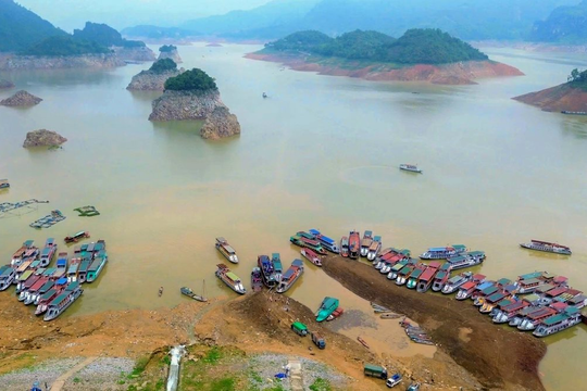 Nguyên nhân khiến mực nước hồ Hòa Bình tụt mức thấp kỷ lục
