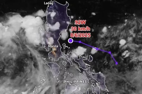 Vùng áp thấp gần Philippines được dự báo sẽ đi vào Biển Đông và mạnh lên