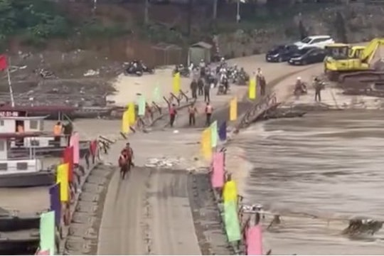 Cầu phao Phong Châu bị cắt khẩn cấp vì nước lũ dâng cao, chảy xiết