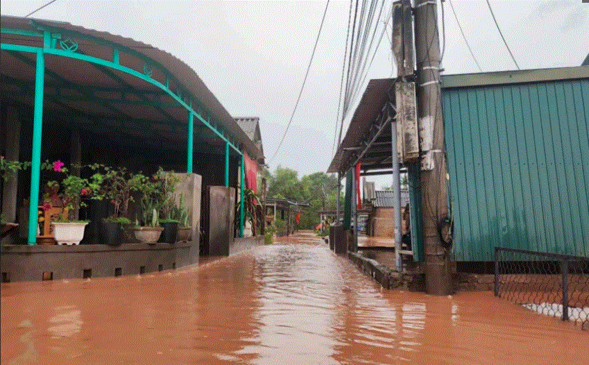 Bão số 1 liên tục đổi hướng, mưa lớn khiến 3 tỉnh miền Trung 'vật lộn' với nước lũ