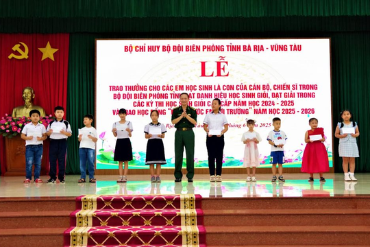 Trao học bổng “Nâng bước em tới trường” và trao thưởng cho học sinh, sinh viên đạt danh hiệu học sinh giỏi, đạt giải trong các kỳ thi năm học 2024-2025