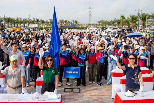 Gần 10.000 người Vingroup và tình nguyện viên ra quân làm sạch bờ biển tại 28 tỉnh, thành phố