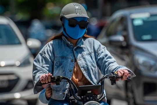 Miền Bắc nắng nóng ở đồng bằng, mưa dông mạnh tại vùng núi