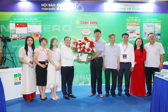 Lãnh đạo Hội Nước sạch và Môi trường Việt Nam thăm gian trưng bày Tạp chí Môi trường và Cuộc sống tại Hội Báo toàn quốc năm 2025