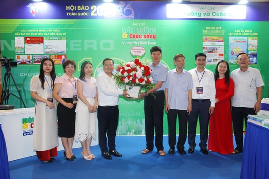 Lãnh đạo Hội Nước sạch và Môi trường Việt Nam thăm gian trưng bày Tạp chí Môi trường và Cuộc sống tại Hội Báo toàn quốc năm 2025