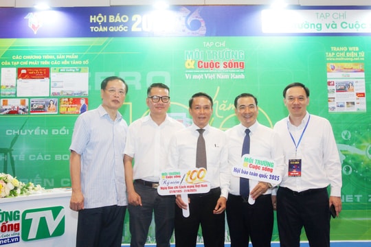 Gian trưng bày Tạp chí Môi trường và Cuộc sống thu hút sự quan tâm của lãnh đạo, độc giả tại Hội Báo toàn quốc 2025